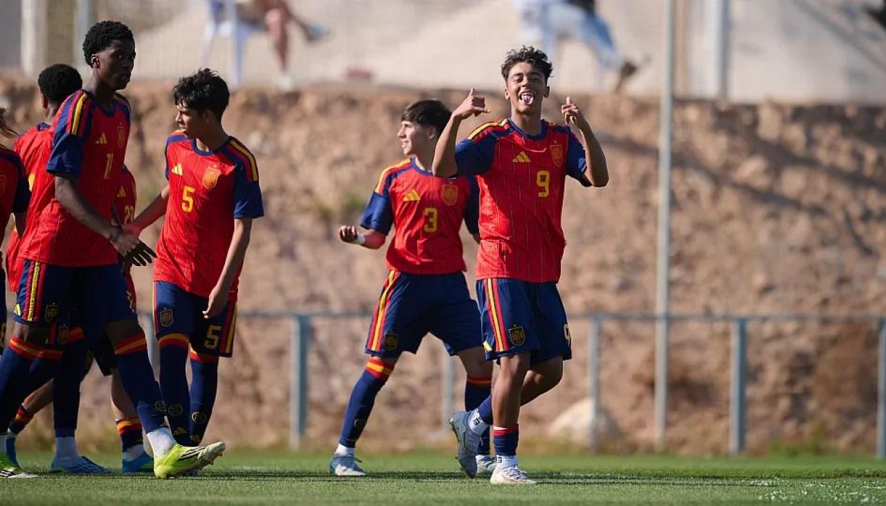 Nico Mindiola celebra un gol con la selección española de fútbol