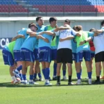Jugadores del Ourense CF reunidos sobre el césped de O Couto