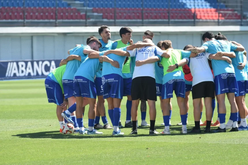 Jugadores del Ourense CF reunidos sobre el césped de O Couto