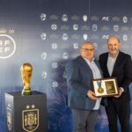 Pablo Prieto y Rafael Louzán durante la entrega de la medalla de campeón del mundo de la RFEF
