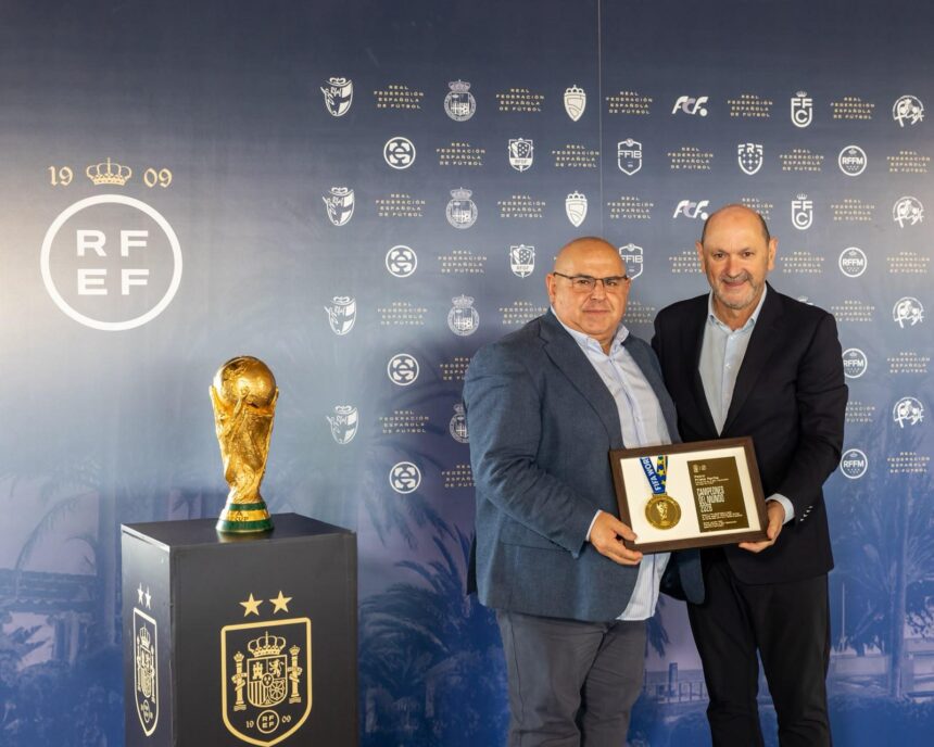 Pablo Prieto y Rafael Louzán durante la entrega de la medalla de campeón del mundo de la RFEF