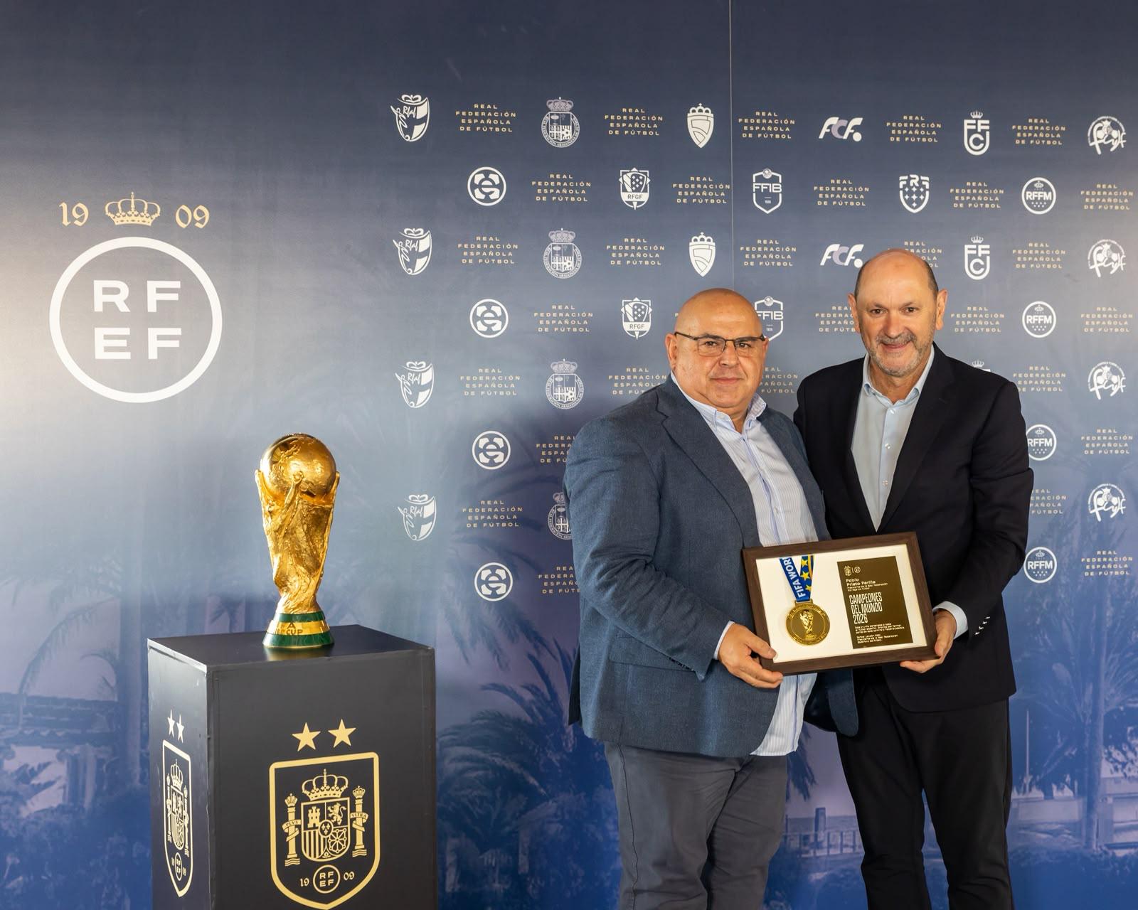 Pablo Prieto y Rafael Louzán durante la entrega de la medalla de campeón del mundo de la RFEF
