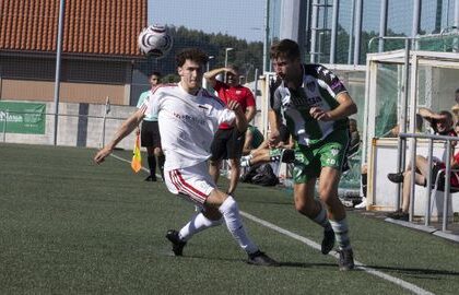 Acción del partido entre el Paiosaco y el Carral de la jornada 2 de Preferente Futgal