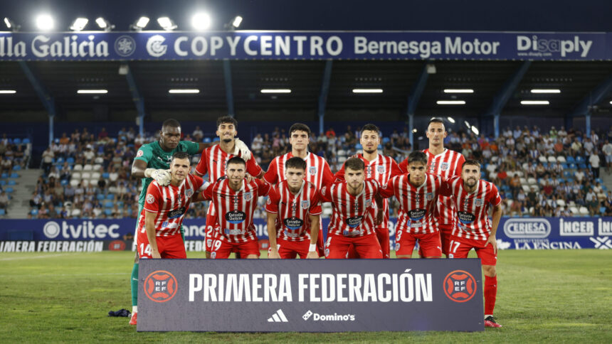 Once del CD Lugo en El Toralín antes del partido ante la Ponferradina de la jornada 2 de Primera Federación