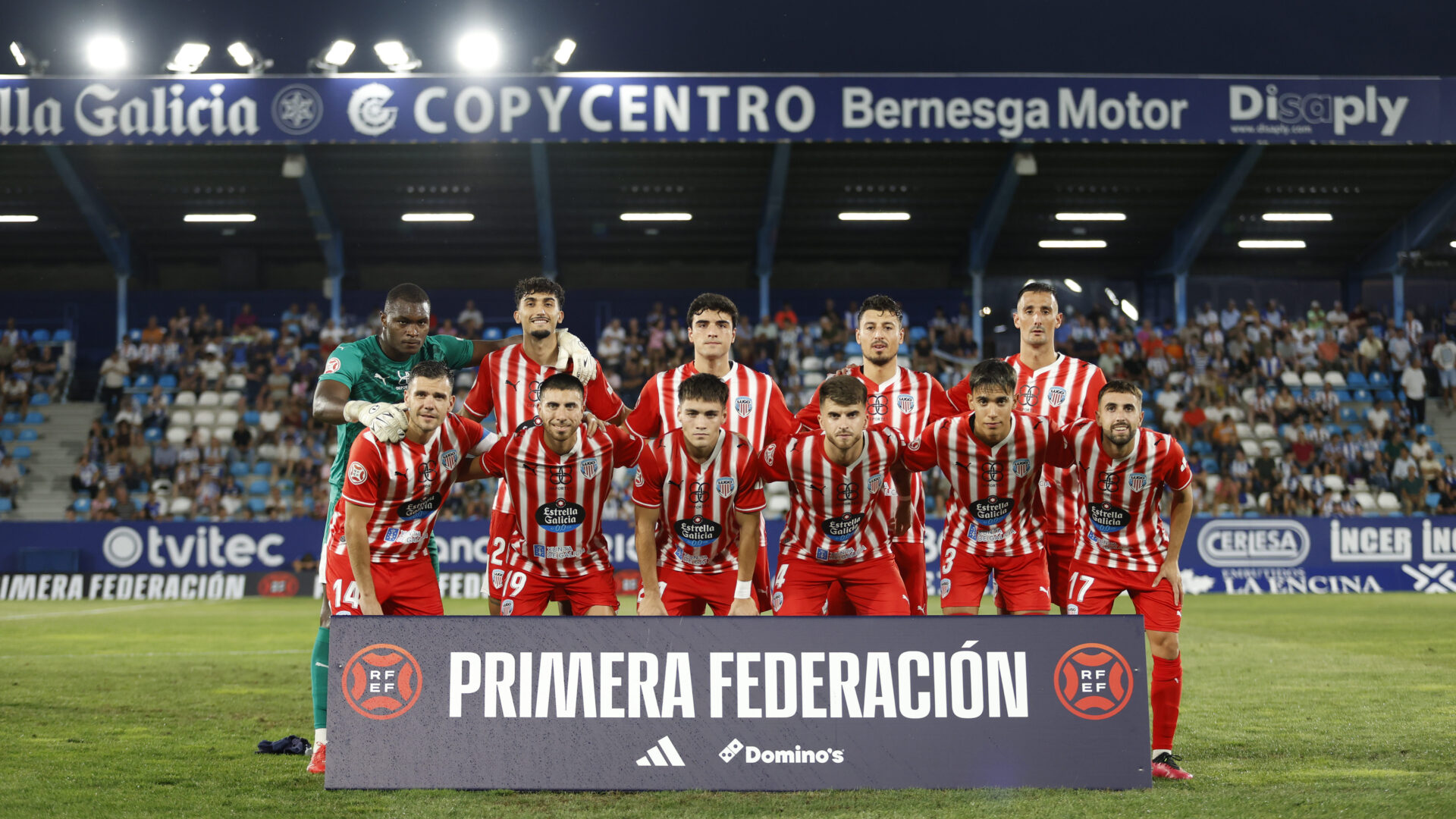 Once del CD Lugo en El Toralín antes del partido ante la Ponferradina de la jornada 2 de Primera Federación