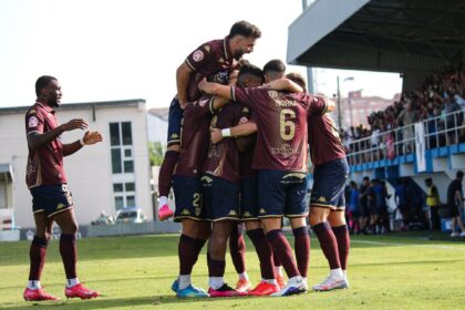 Jugadores del Pontevedra CF celebran un gol ante el Arenas Club en Baltar