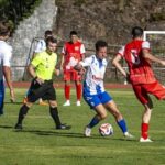Fabio, del Puebla, conduce el balón durante el partido ante el Pol en A Alta