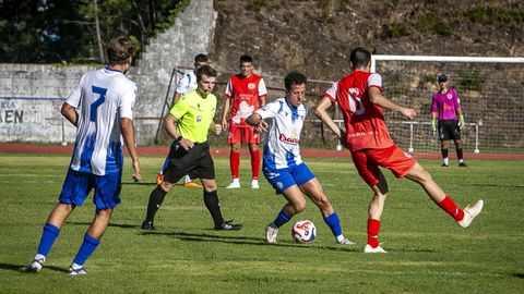 Fabio, del Puebla, conduce el balón durante el partido ante el Pol en A Alta
