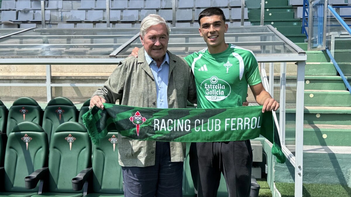 Roberto Arroyo con la camiseta del Racing Club Ferrol en A Malata