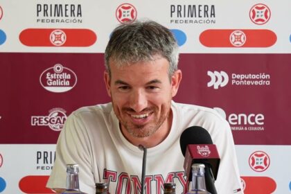 Rubén Domínguez durante la rueda de prensa previa al Pontevedra-Arenas del 4 de septiembre de 2026