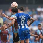 Rubén López conduce el balón durante el Fabril-Real Unión de Primera Federación