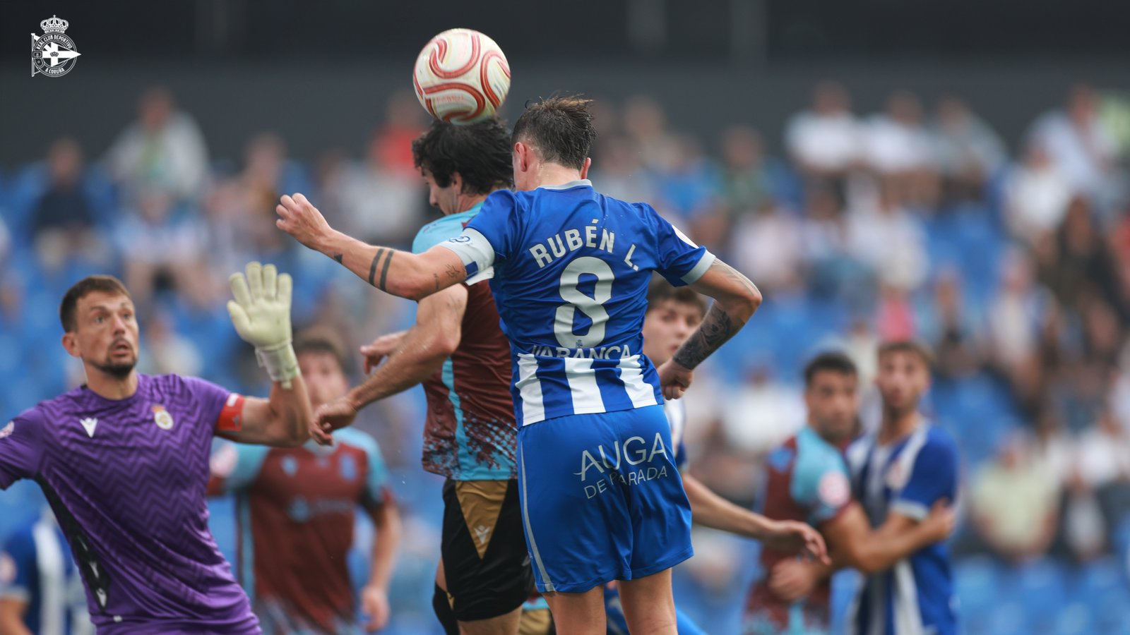 Rubén López conduce el balón durante el Fabril-Real Unión de Primera Federación
