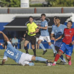 Júnior, del Verín, intenta superar a Bugallo durante el partido ante el Villalonga