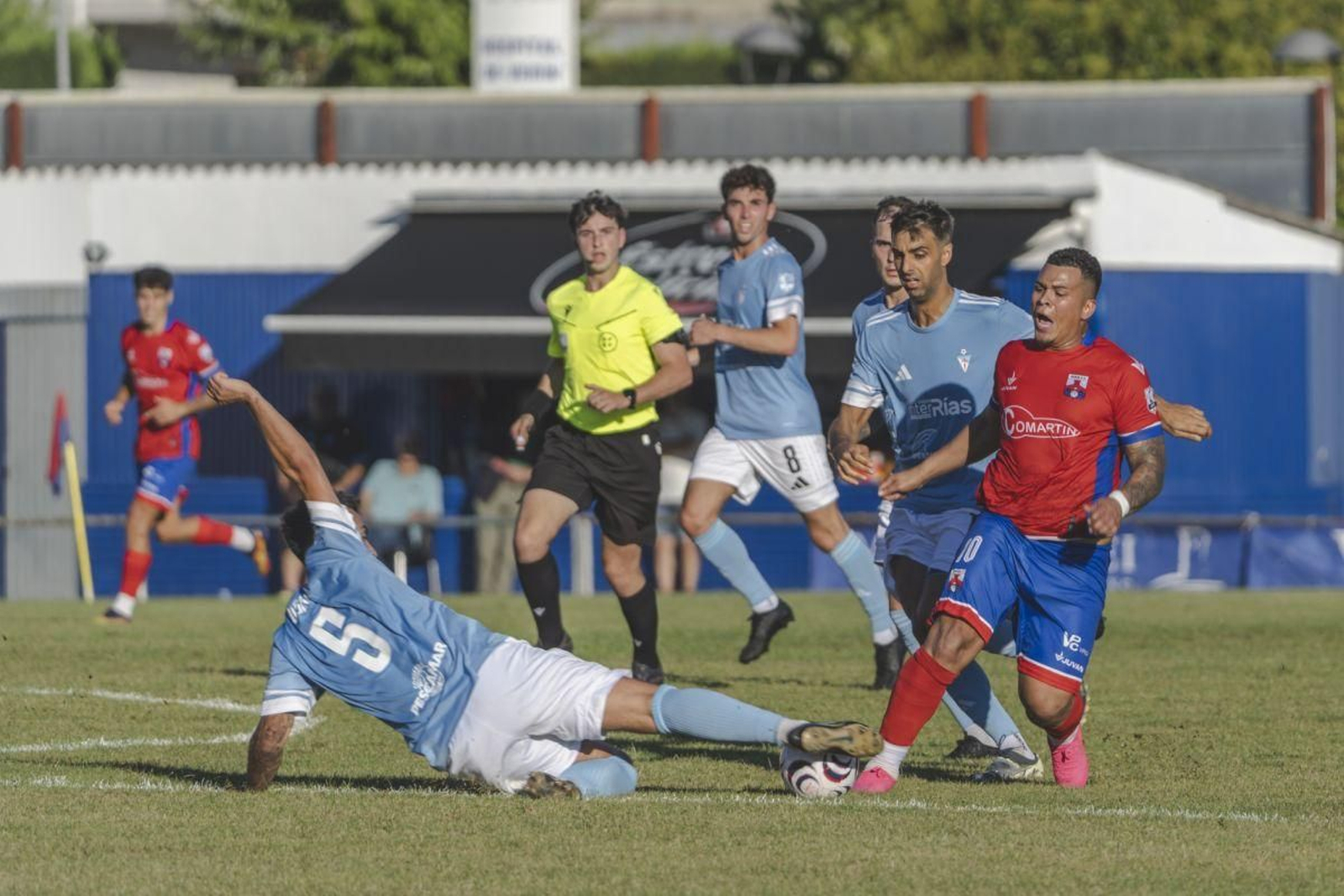 Júnior, del Verín, intenta superar a Bugallo durante el partido ante el Villalonga