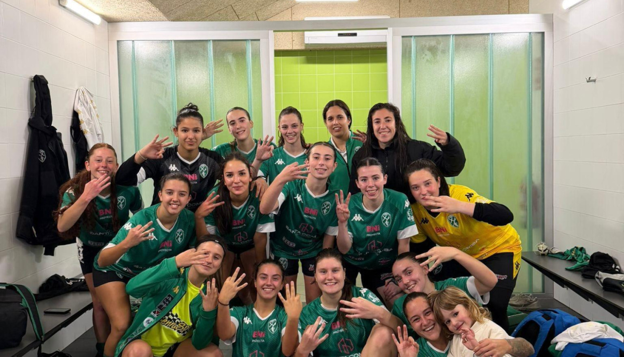 Jugadoras del Xallas FC femenino celebran un partido en 2026