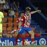 Yayo González golpea el balón durante su etapa en el CD Lugo