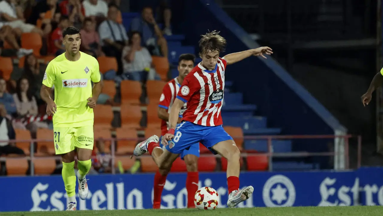 Yayo González golpea el balón durante su etapa en el CD Lugo