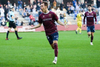 Yelko Pino celebra una acción con el Pontevedra CF en Pasarón