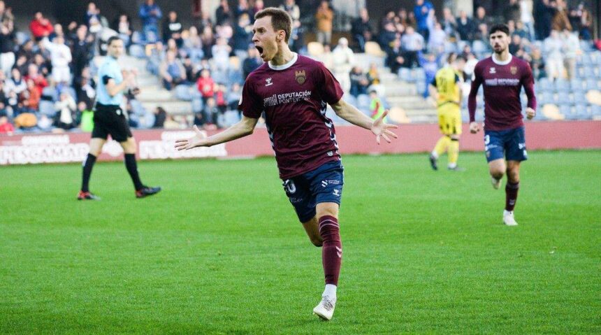 Yelko Pino celebra una acción con el Pontevedra CF en Pasarón