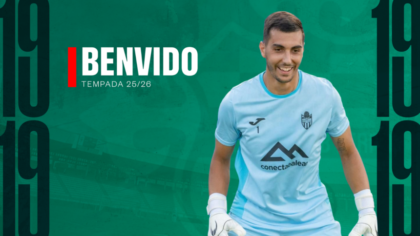 Lucas Díaz con la equipación de portero del Racing Club de Ferrol en su presentación oficial