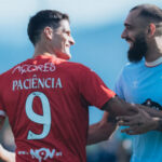 Borja Iglesias disputa un balón ante el Santa Clara en el amistoso del Celta en Afouteza