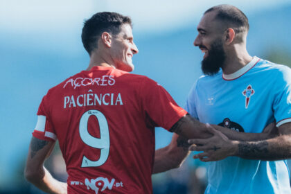 Borja Iglesias disputa un balón durante un amistoso del Celta en Afouteza