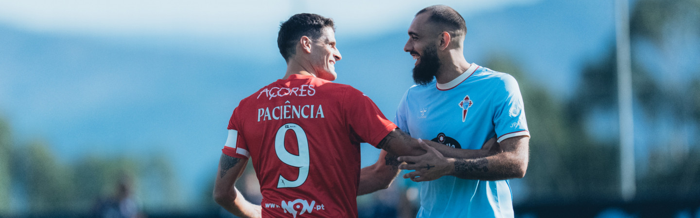 Borja Iglesias disputa un balón ante el Santa Clara en el amistoso del Celta en Afouteza