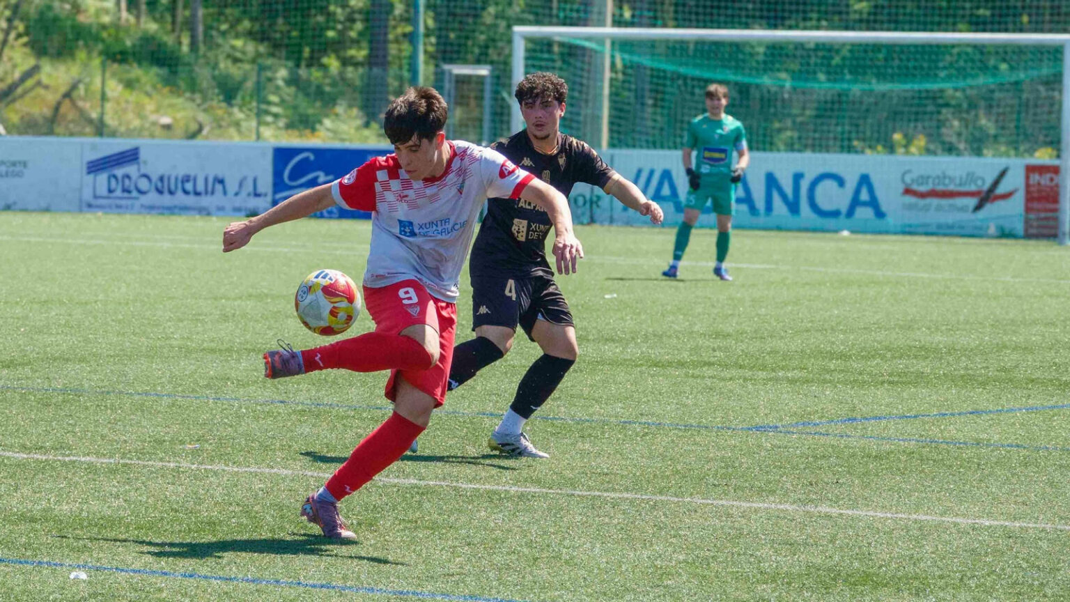 Jugador del Juvenil A del ED Val Miñor durante un partido de División de Honor
