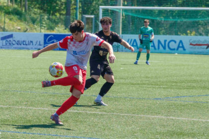 Jugador del Juvenil A del ED Val Miñor durante un partido de División de Honor