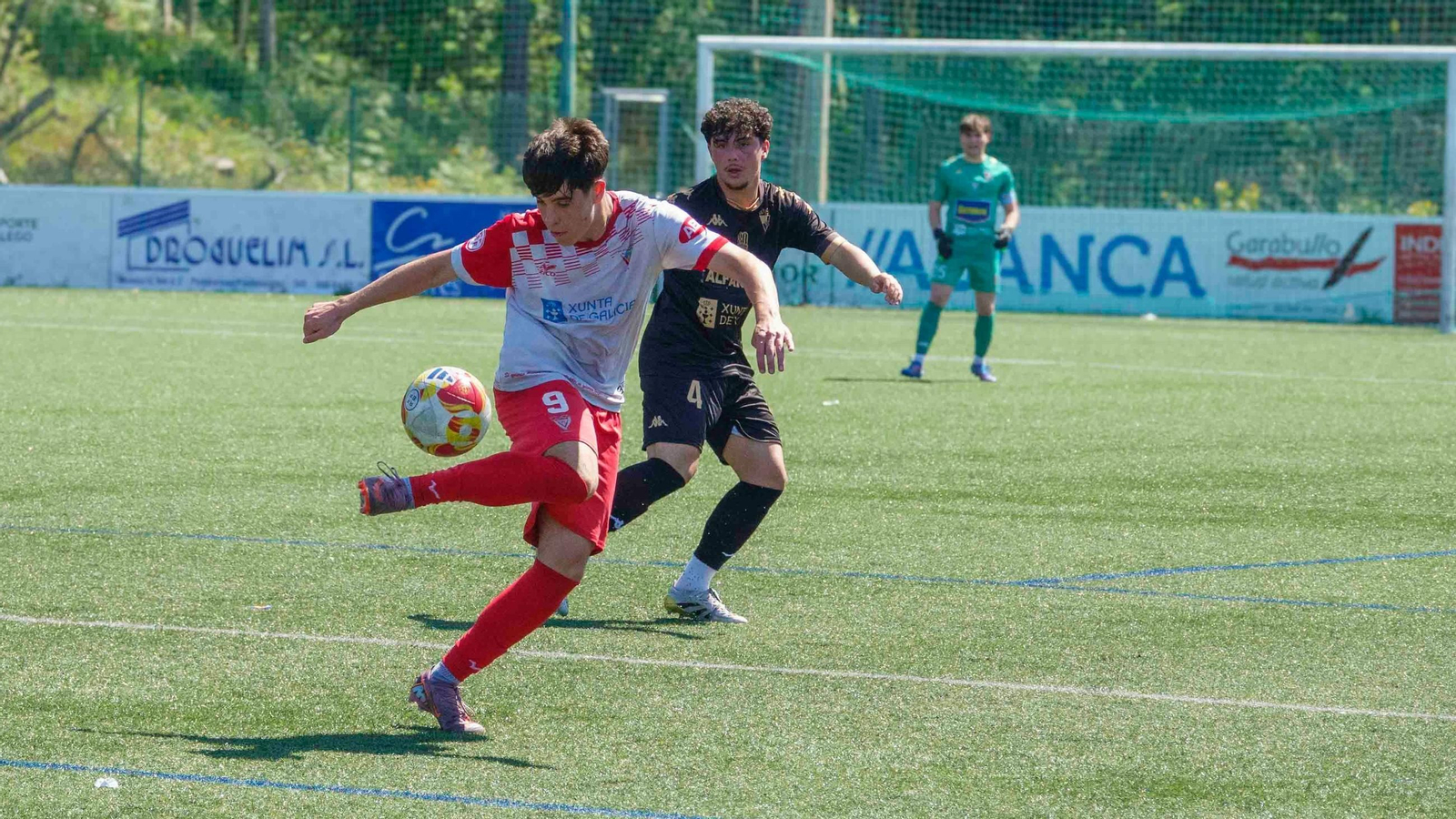 Jugador del Juvenil A del ED Val Miñor durante un partido de División de Honor