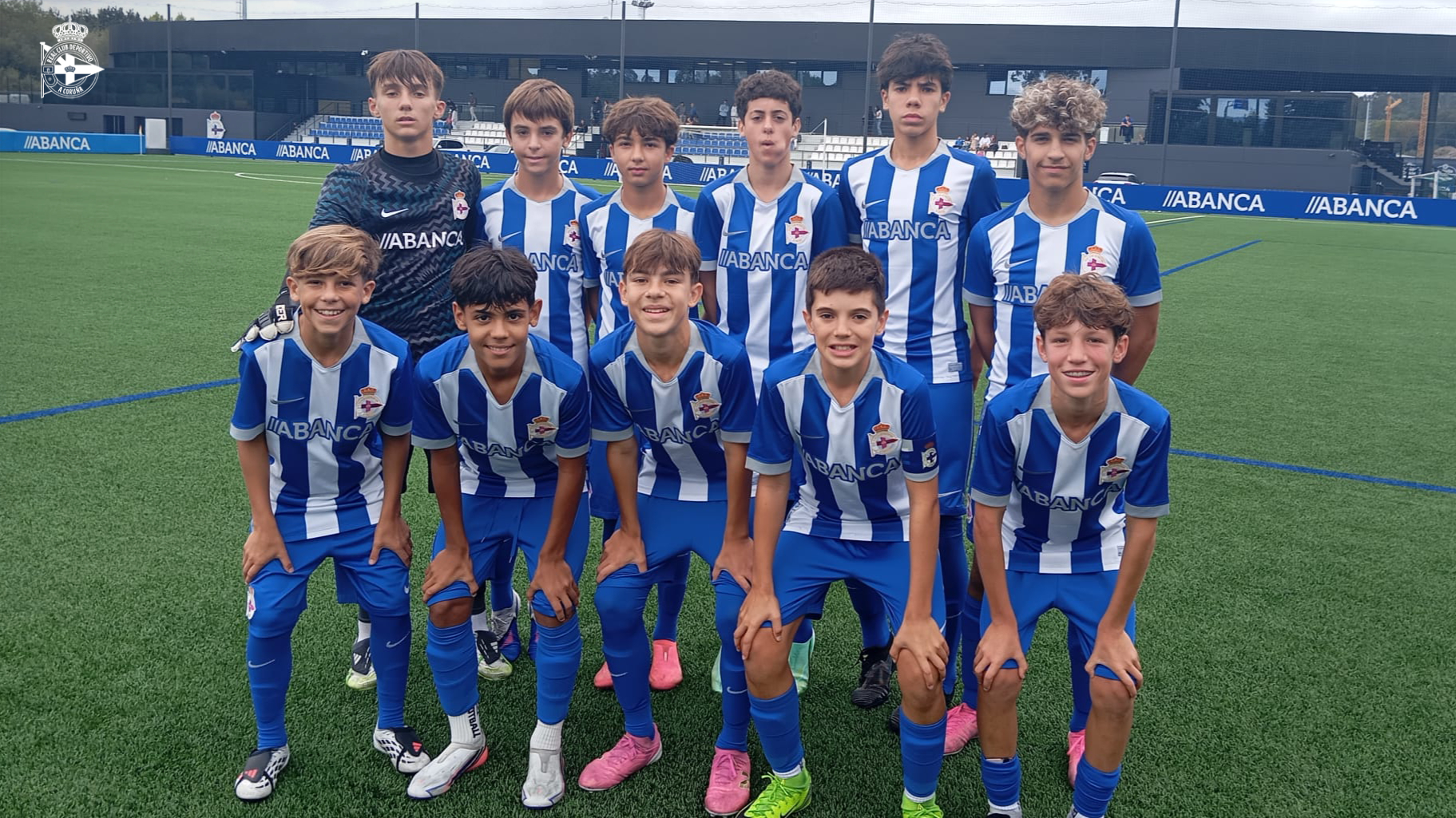 Infantil del Deportivo durante la jornada de cantera en Abegondo