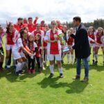 Jugadoras de la SD O Val celebran un triunfo del equipo femenino