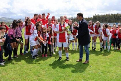 Jugadoras de la SD O Val celebran un triunfo del equipo femenino