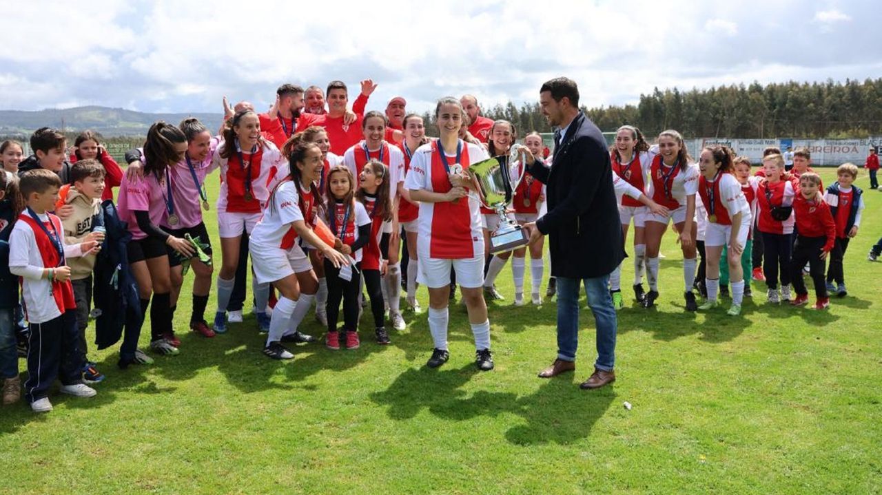 Jugadoras de la SD O Val celebran un triunfo del equipo femenino