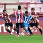 Martín Ochoa rodeado por jugadores de la UD Logroñés durante el partido del Fabril en Las Gaunas