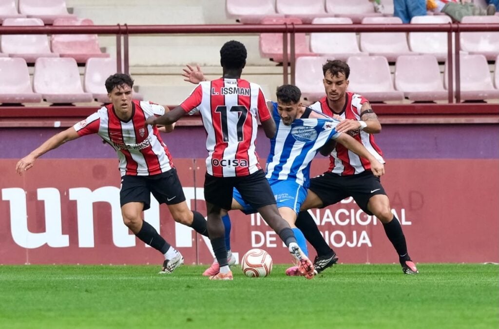 Martín Ochoa rodeado por jugadores de la UD Logroñés durante el partido del Fabril en Las Gaunas