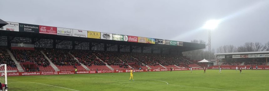 Grada principal del estadio municipal de Anduva, escenario del Mirandés-Racing de Ferrol del 24 de octubre de 2026. Foto de archivo: Asturkian, CC BY-SA 4.0