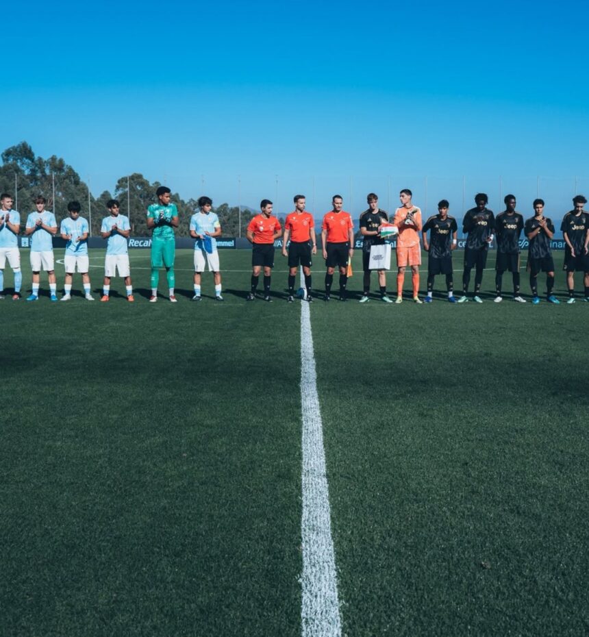 Futbolistas de las canteras del Celta y la Juventus alineados antes del amistoso en Afouteza