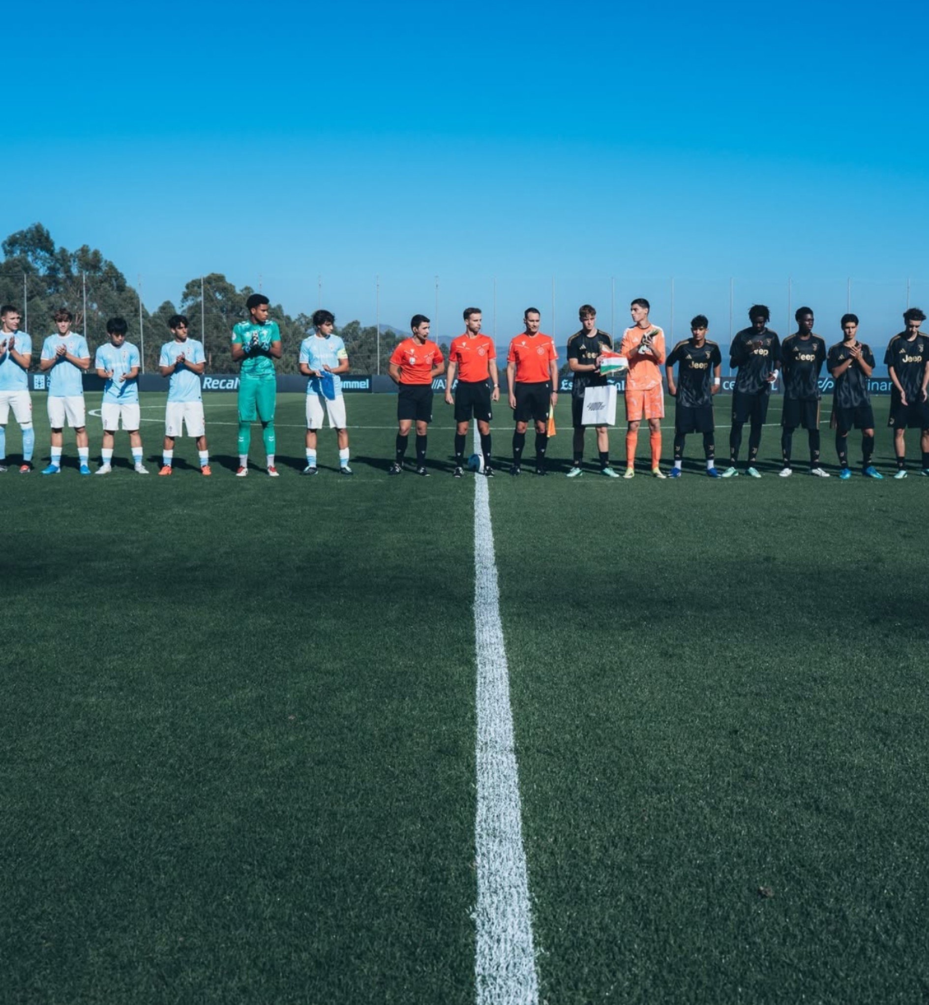 Futbolistas de las canteras del Celta y la Juventus alineados antes del amistoso en Afouteza