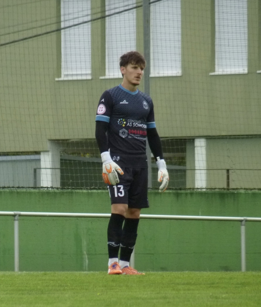 Jan Danés, guardameta de la UD Somozas, durante un partido