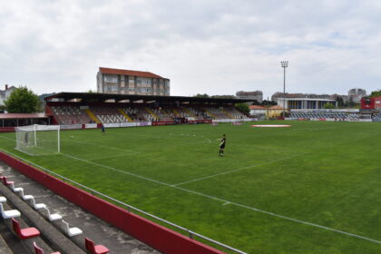 Vista del campo de A Lomba durante un partido del Arosa SC