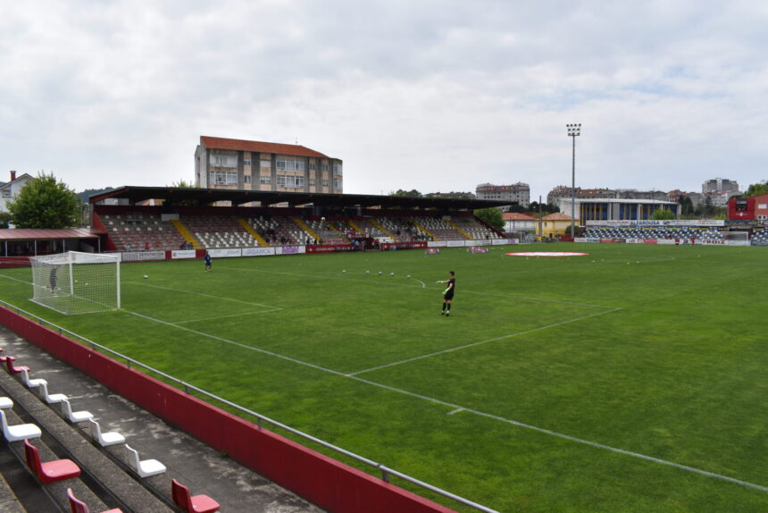 Vista del campo de A Lomba durante un partido del Arosa SC