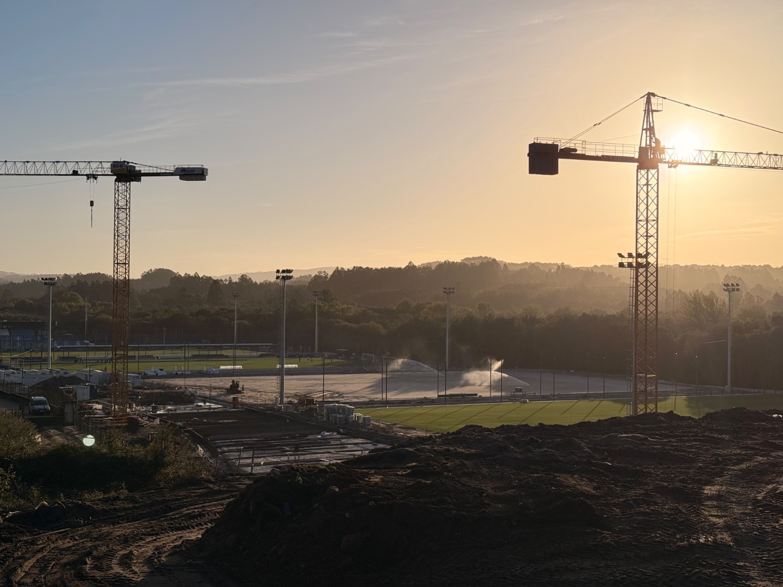 Grúas junto a los campos del Dépor Training Center durante las obras de Abegondo