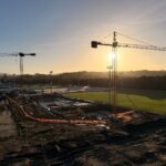 Grúas y trabajos de construcción junto a los campos del Dépor Training Center en Abegondo