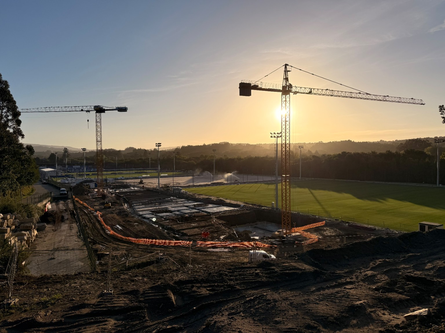 Grúas y trabajos de construcción junto a los campos del Dépor Training Center en Abegondo