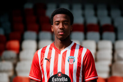Achore Sánchez posa con la camiseta del CD Lugo en el Anxo Carro