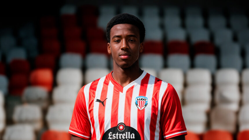 Achore Sánchez posa con la camiseta del CD Lugo en el Anxo Carro