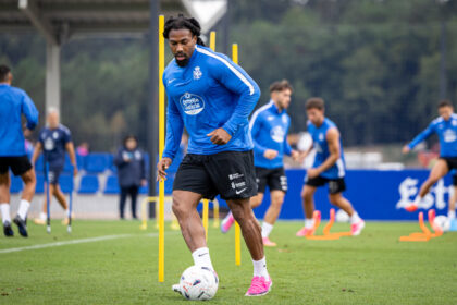 Adama Traoré durante un entrenamiento del Deportivo en Abegondo
