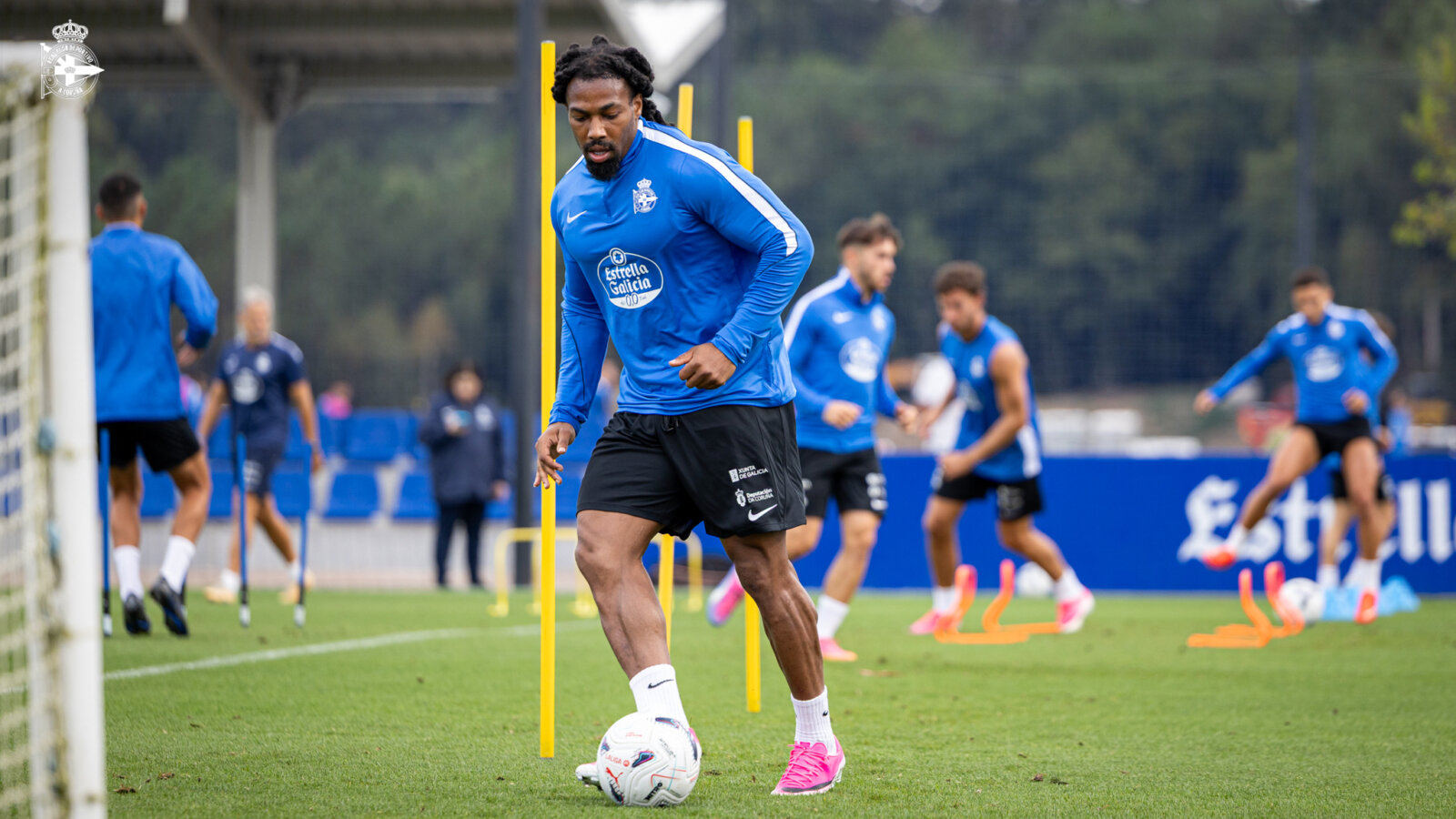 Adama Traoré durante un entrenamiento del Deportivo en Abegondo