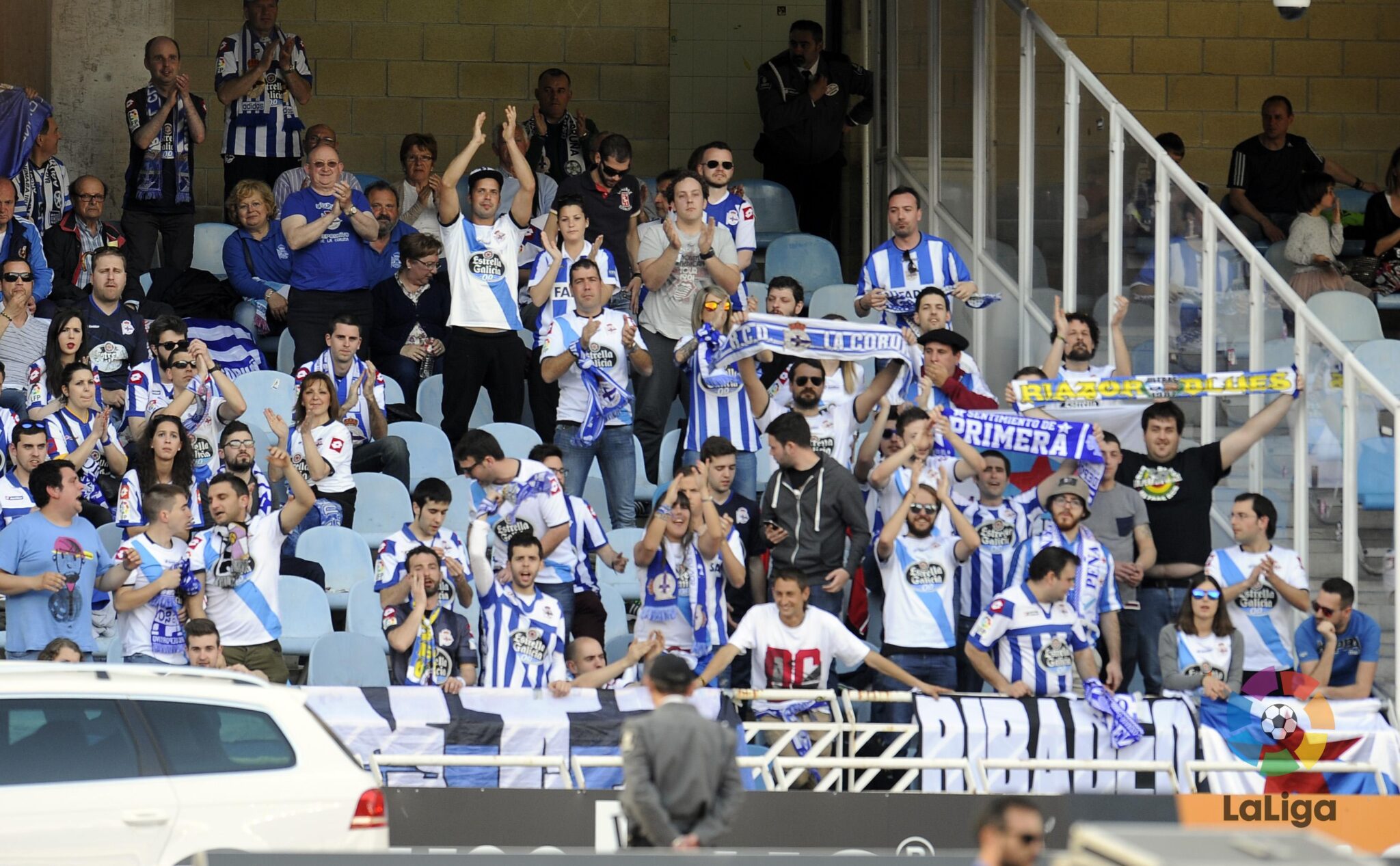 Aficionados del Deportivo en las gradas de Anoeta